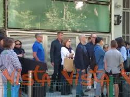 In centinaia in fila per entrare nella camera ardente di Giorgio Armani a Milano