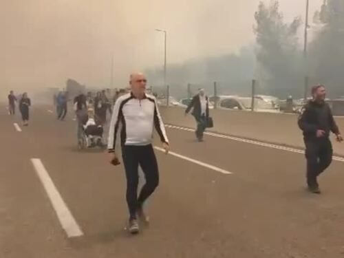 Incendi a Gerusalemme: l'evacuazione della Route 1 verso Tel Aviv