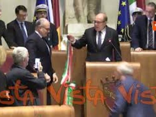 Carlo Verdone restituisce la fascia tricolore a Gualtieri dopo la giornata da Sindaco di Roma