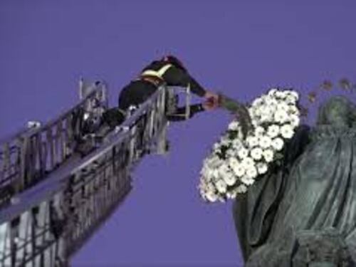 Omaggio per l'Immacolata dei Vigili del Fuoco a Roma, corona di fiori su statua a Piazza di Spagna