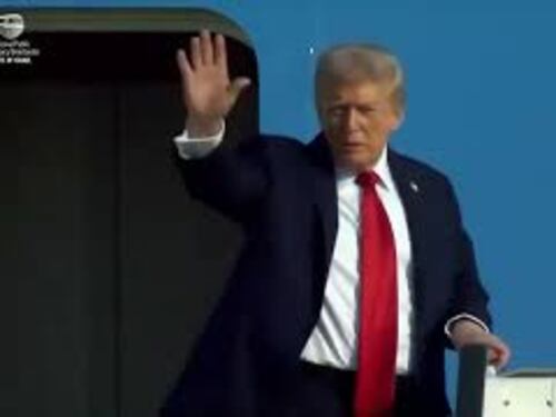 Trump fa il suo consueto gesto con il pungo prima di prendere il volo per l'Egitto