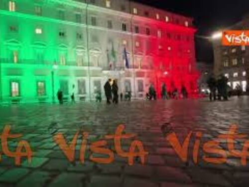 4 Novembre, Palazzo Chigi illuminato con il tricolore per la Festa delle Forze Armate