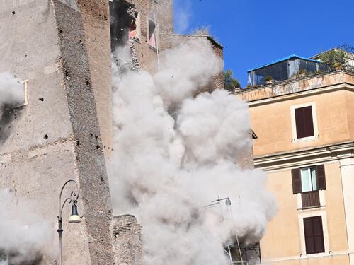 Il boato e la polvere: così è crollato il muro della Torre de' Conti a Roma