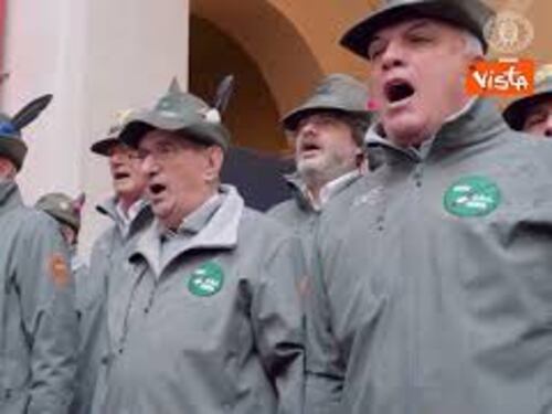 Coro alpini canta Inno Mameli a Palazzo Chigi, dopo "L'Italia chiamò" anche Meloni grida "Sì"