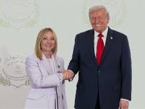 Meloni in Egitto per firma accordi pace Gaza, la stretta di mano con Trump
