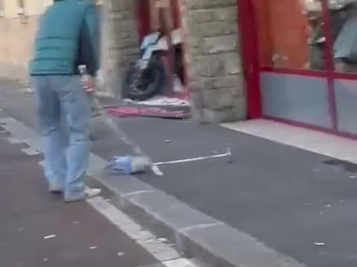 Spacca la vetrina con l'aspirapolvere e minaccia i passanti: la furia dello straniero