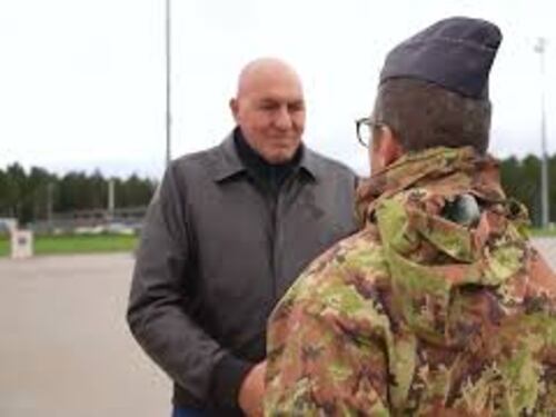 Il Ministro della Difesa Guido Crosetto incontra i militari italiani in Estonia