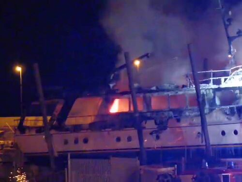Un'imbarcazione in fiamme al Porto Vecchio di Sanremo