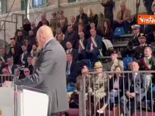 L'affetto paterno di Crosetto coi Volontari dell'Esercito ad Ascoli: Sgranchitevi... ordinatamente