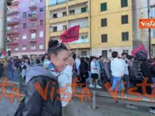Corteo pro Gaza sulla Prenestina a Roma, i manifestanti cantano "Bella ciao"