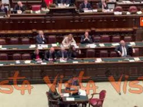 Meloni prende appunti durante intervento Conte in Aula alla Camera