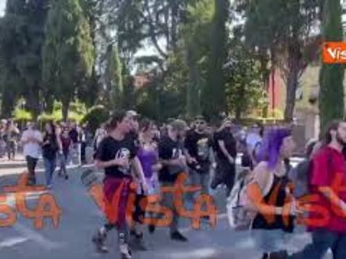 "Siamo tutti sulla stessa barca", i cartelli del corteo pro Gaza per la Flotilla a Roma