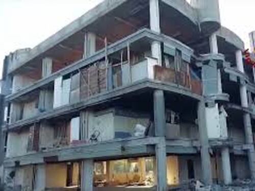 In fiamme un edificio occupato a Roma, ferito uomo che si e lanciato per scappare