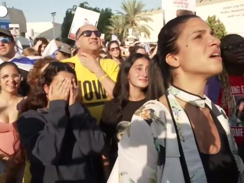 Tel Aviv, lacrime e applausi per la liberazione dei primi ostaggi