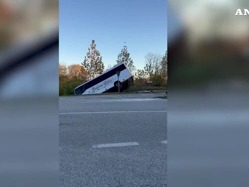 Pordenone, bus con studenti in un fosso dopo lo scontro con un'auto