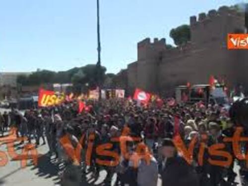Manifestazione pro Gaza a Roma, la Polizia schierata davanti al Ministero delle Infrastrutture