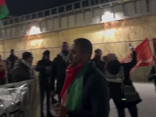 Presidio sotto il carcere, slogan contro il premier