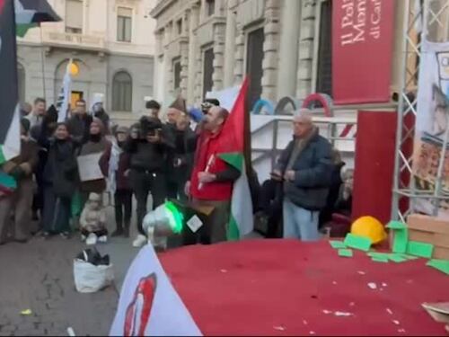 Cori contro il governo in piazza Scala