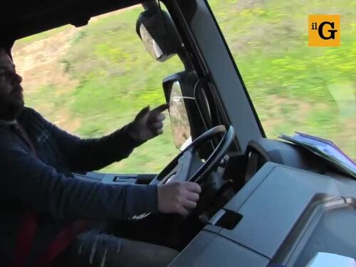 La Sicilia che cade a pezzi: viaggio a bordo di un tir