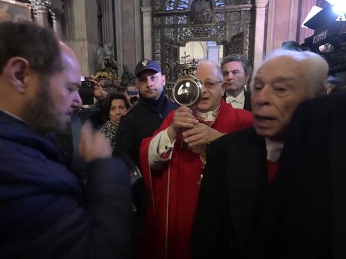 Napoli, si ripete il prodigio della liquefazione del sangue di San Gennaro: il video