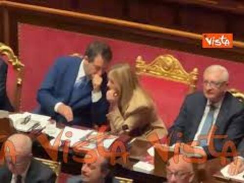 Meloni e Salvini parlano tra loro sui banchi del Governo in Aula al Senato