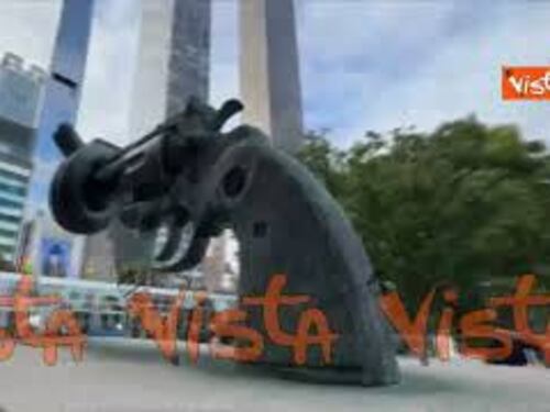 La statua della pistola annodata, simbolo dell'Onu, davanti alla sede a New York