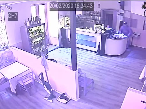 Il ladro ruba nel ristorante ignaro di essere filmato dalla telecamera