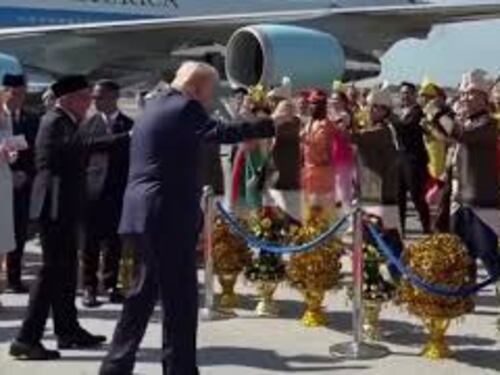 Trump balla all'aeroporto di Kuala Lumpur con ballerini tradizionali al suo arrivo in Malesia