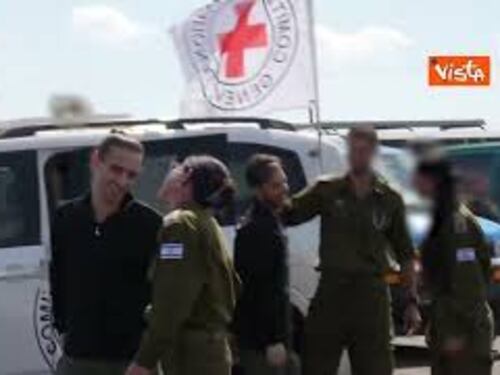 Gli ostaggi israeliani liberati da Hamas accolti dall'Idf al checkpoint