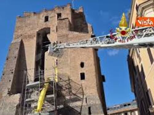 Crolla Torre ai Fori Imperiali a Roma, l'intervento dei Vigili del fuoco