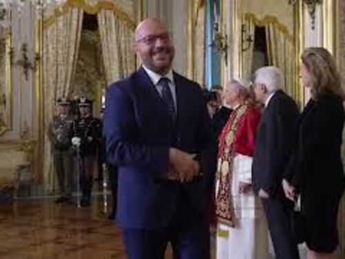 Papa Leone al Quirinale con Mattarella stringe la mano a Meloni e Ministri