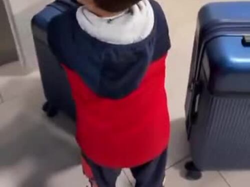 Il piccolo Reem prepara la valigia al padre, liberato da Gaza