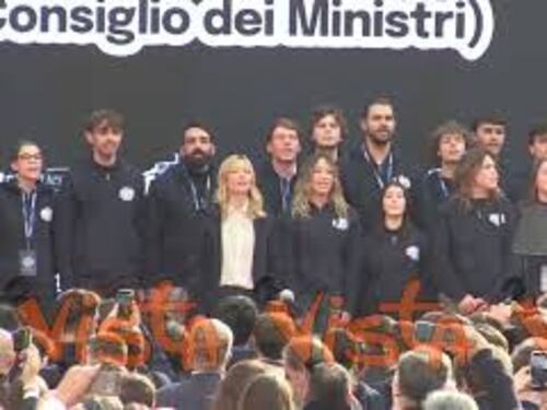 Atreju 2025, l'inno d'Italia e l'abbraccio con i ragazzi di Gioventù Nazionale della premier Meloni