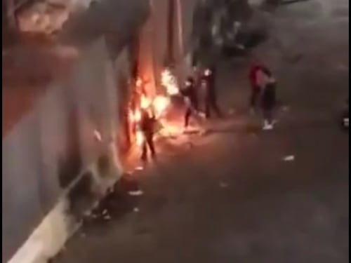 L'incendio appiccato da una baby gang in piazza Sanità