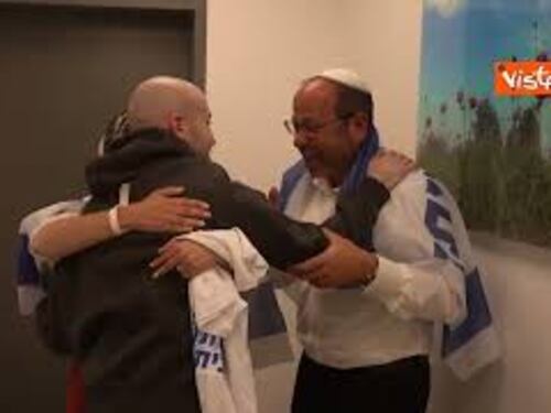 L'ostaggio israeliano Eitan Mor torna a casa dopo 738 giorni di prigionia, l'abbraccio coi genitori