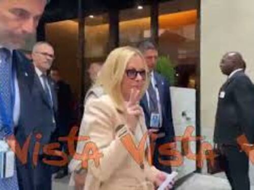 Meloni scherza e fa gesto "ti tengo d'occhio" con le dita prima di entrare all’Onu a New York