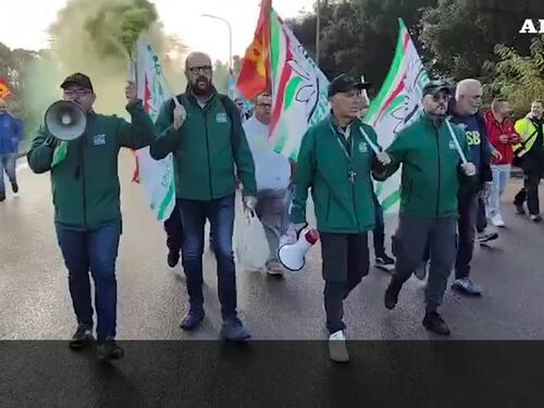Ex Ilva, a Taranto fabbrica occupata e blocchi stradali: le immagini