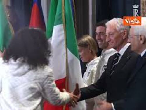 Mattarella consegna la Bandiera tricolore agli atleti olimpici di Milano-Cortina