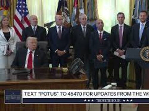 Trump con gli occhi chiusi mentre parla Kennedy Jr alla Casa Bianca, forse sonnecchia