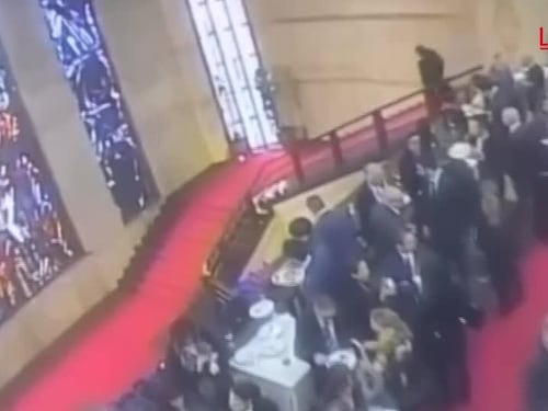 L'assessore contro la vetrata di Sironi: il video choc