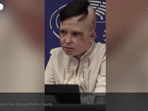 Interprete in lacrime al Parlamento europeo per il racconto di un bambino ucraino