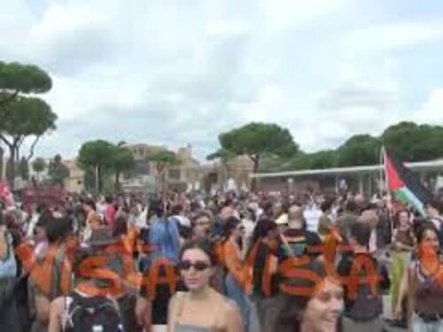 Piazza dei Cinquecento a Roma piena di manifestanti pro Palestina