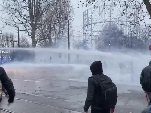 Lancio di oggetti contro gli agenti