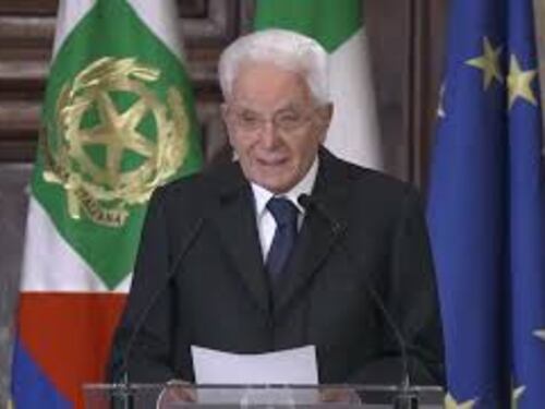 Mattarella: Grazie ai giornalisti, lavorano per pluralismo