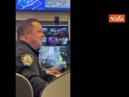 Gli agenti della Polizia di New York tracciano il viaggio di Babbo Natale sui monitor