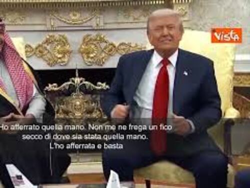 Trump scherza con bin Salman: Non gli dò il pugno come Biden, preferisco stretta di mano