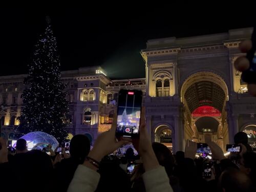 Milano, accensione dell'albero in Piazza Duomo: countdown in tilt