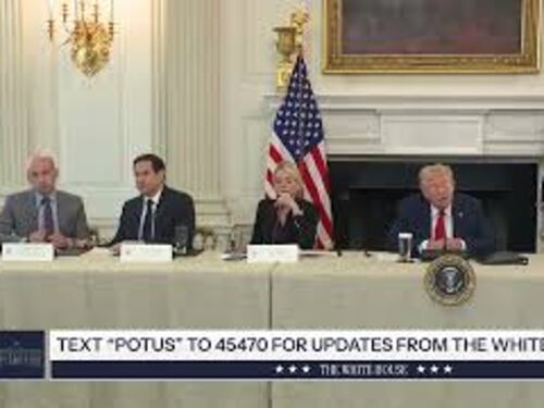 Trump riceve biglietto da Rubio e interrompe domande giornalisti: Abbiamo un accordo a Gaza