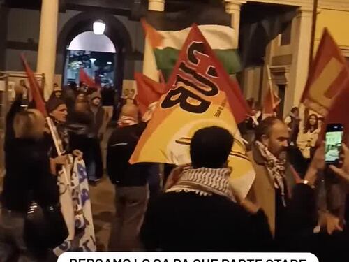 Manifestanti pro Pal occupano il Municipio di Bergamo