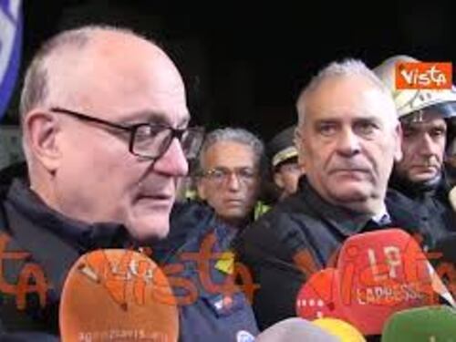 Crollo Torre dei Conti a Roma, Gualtieri: "Ora speriamo che l'operaio estratto vivo ce la faccia"